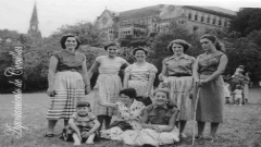 Grupo de mujeres en la feria (hacia 1960)